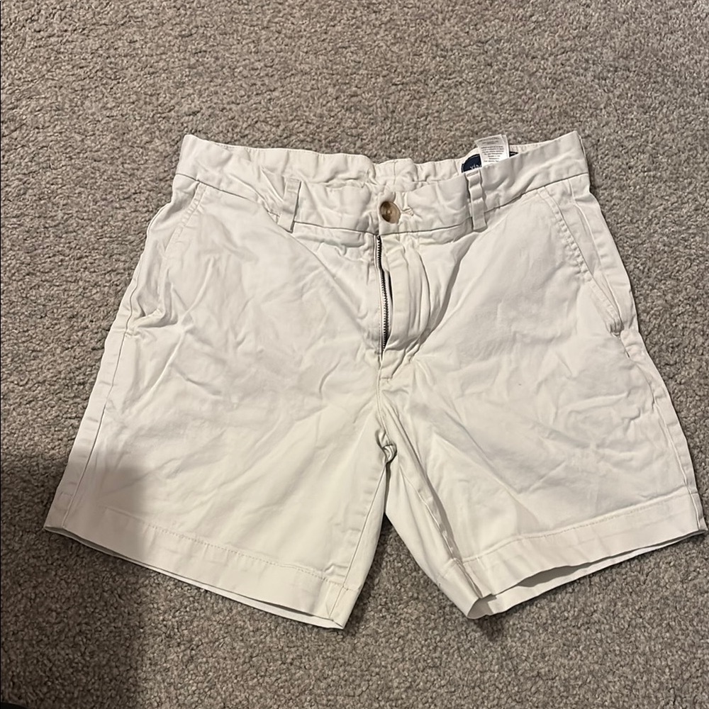 Vineyard Vines White Cargo Shorts with Relaxed Fit